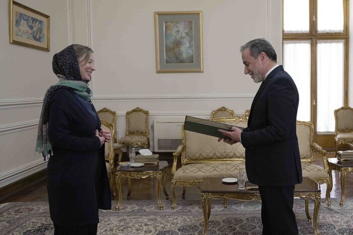 New UK, Irish envoys present copies of credentials to FM