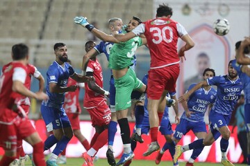 اعتراض دسته جمعی بازیکنان پرسپولیس به داور بازی با استقلال