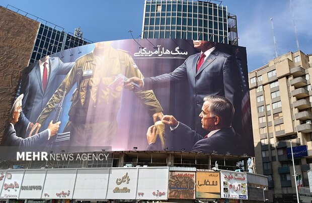 ABD’nin kuduz köpeğinin resmi Tahran’daki Valiasr Meydanı’na asıldı ABD’nin kuduz köpeğinin resmi Tahran’daki Valiasr Meydanı’na asıldı