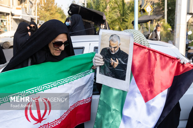 
Iranian women gather in front of UK embassy