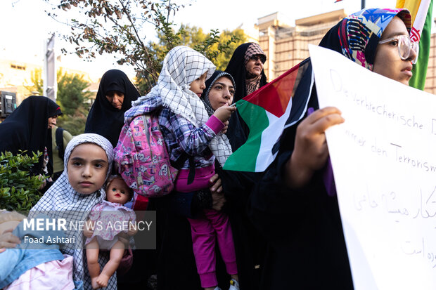 
Iranian women gather in front of UK embassy