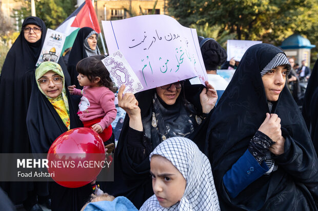 
Iranian women gather in front of UK embassy