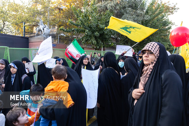 
Iranian women gather in front of UK embassy