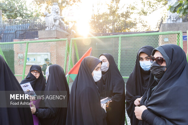 
Iranian women gather in front of UK embassy