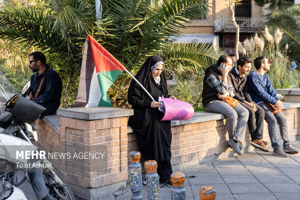 
Iranian women gather in front of UK embassy