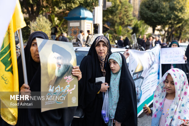 
Iranian women gather in front of UK embassy