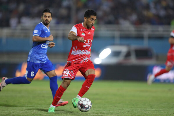 اعتراض دسته جمعی بازیکنان پرسپولیس به داور بازی با استقلال 2 اعتراض دسته جمعی بازیکنان پرسپولیس به داور بازی با استقلال