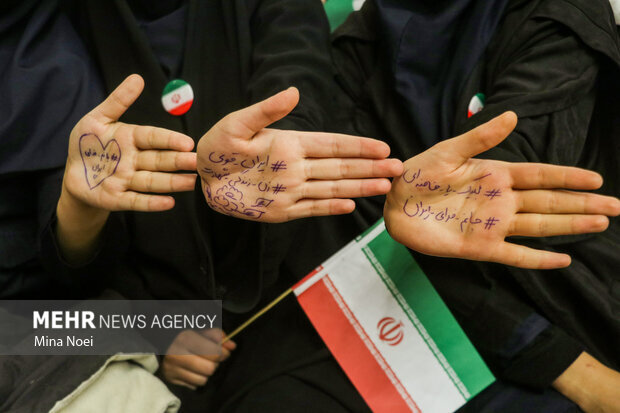 برپایی نمایشگاه جنگ ۱۲ روزه صهیونیستها به همت بسیج دانش آموزی برپایی نمایشگاه جنگ ۱۲ روزه صهیونیستها به همت بسیج دانش آموزی