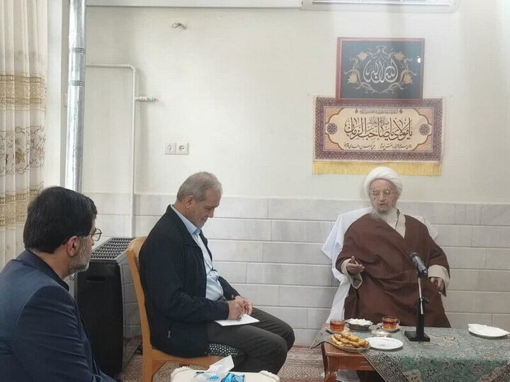 رییس جمهور با آیت الله مکارم شیرازی دیدار کرد رییس جمهور با آیت الله مکارم شیرازی دیدار کرد