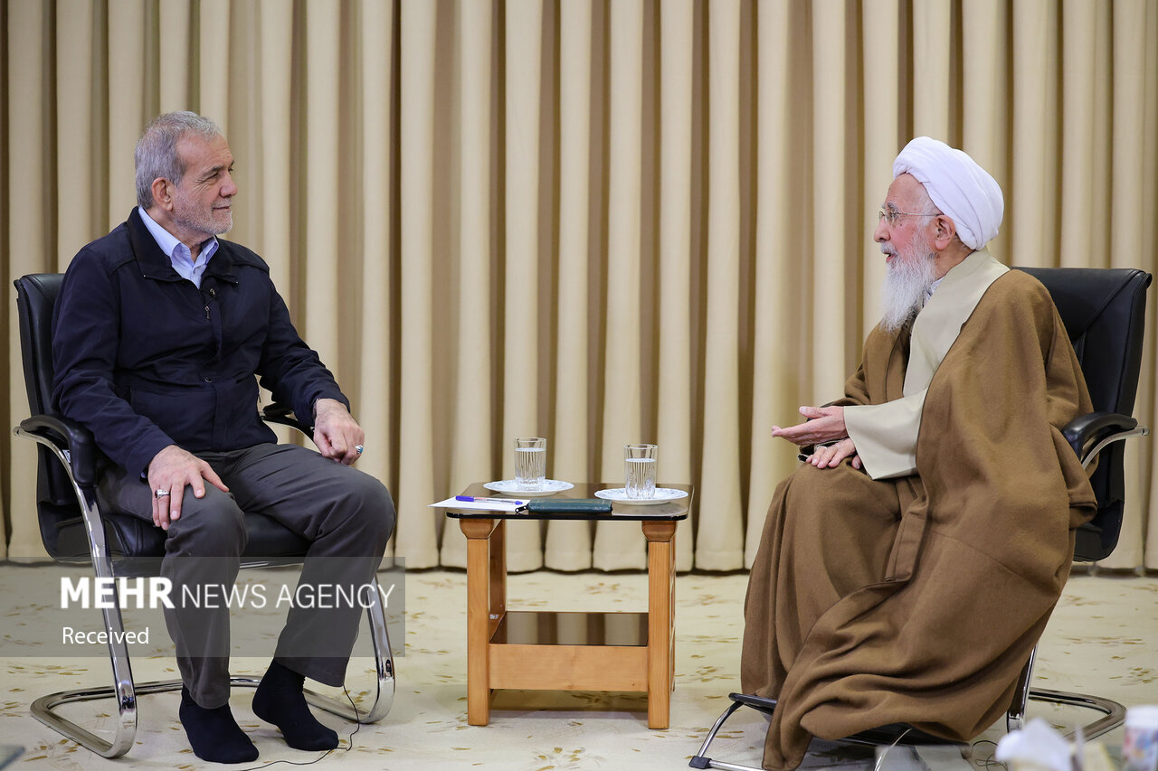 «مسعود پزشکیان» با آیت الله جوادی آملی دیدار و گفتوگو کرد+تصاویر «مسعود پزشکیان» با آیت الله جوادی آملی دیدار و گفتوگو کرد+تصاویر