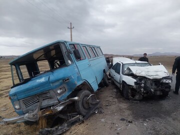 ۱۲ مصدوم در واژگونی مینی بوس جاده هلشی کرمانشاه