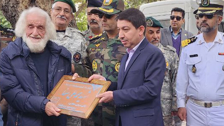 کاشی ماندگار میراث فرهنگی تقدیم خانواده «شهید محمدعلی صفا» شد کاشی ماندگار میراث فرهنگی تقدیم خانواده «شهید محمدعلی صفا» شد