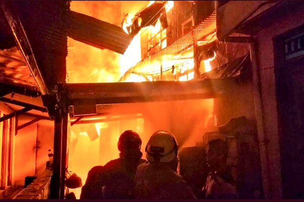 حریق منزل مسکونی در اسلامشهر ۷ مصدوم بر جای گذاشت حریق منزل مسکونی در اسلامشهر ۷ مصدوم بر جای گذاشت