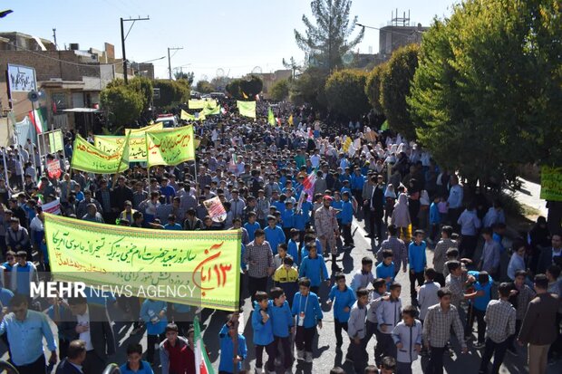 راهپیمایی یوم‌الله ۱۳ آبان در بهاباد برگزار شد