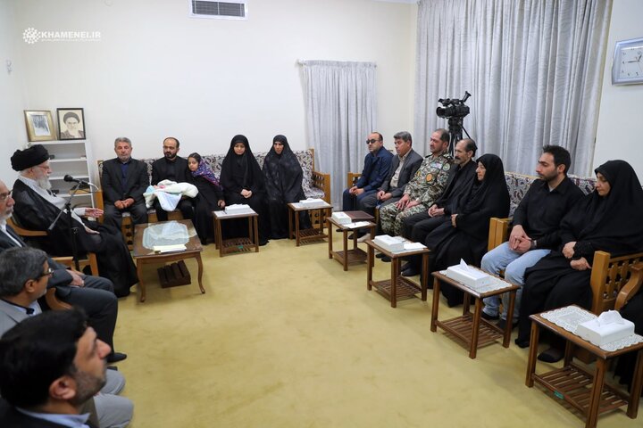 Ayetullah Hamanei, İsrail saldırısında şehit olan askerlerin ailesini kabul etti Ayetullah Hamanei, İsrail saldırısında şehit olan askerlerin ailesini kabul etti