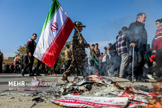 ملت ایران در برابر زورگوییهای استکبار جهانی سرخم نمیکنند