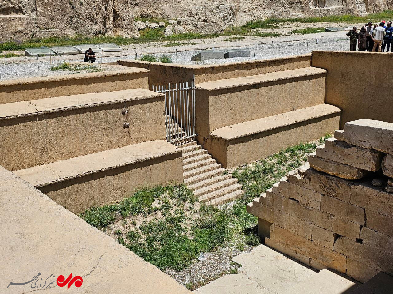 کعبه زرتشت از هم میپاشد