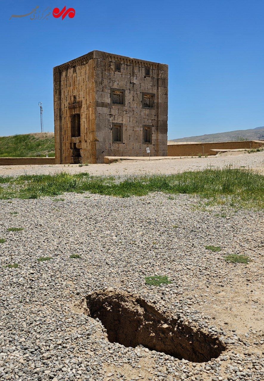 کعبه زرتشت از هم میپاشد