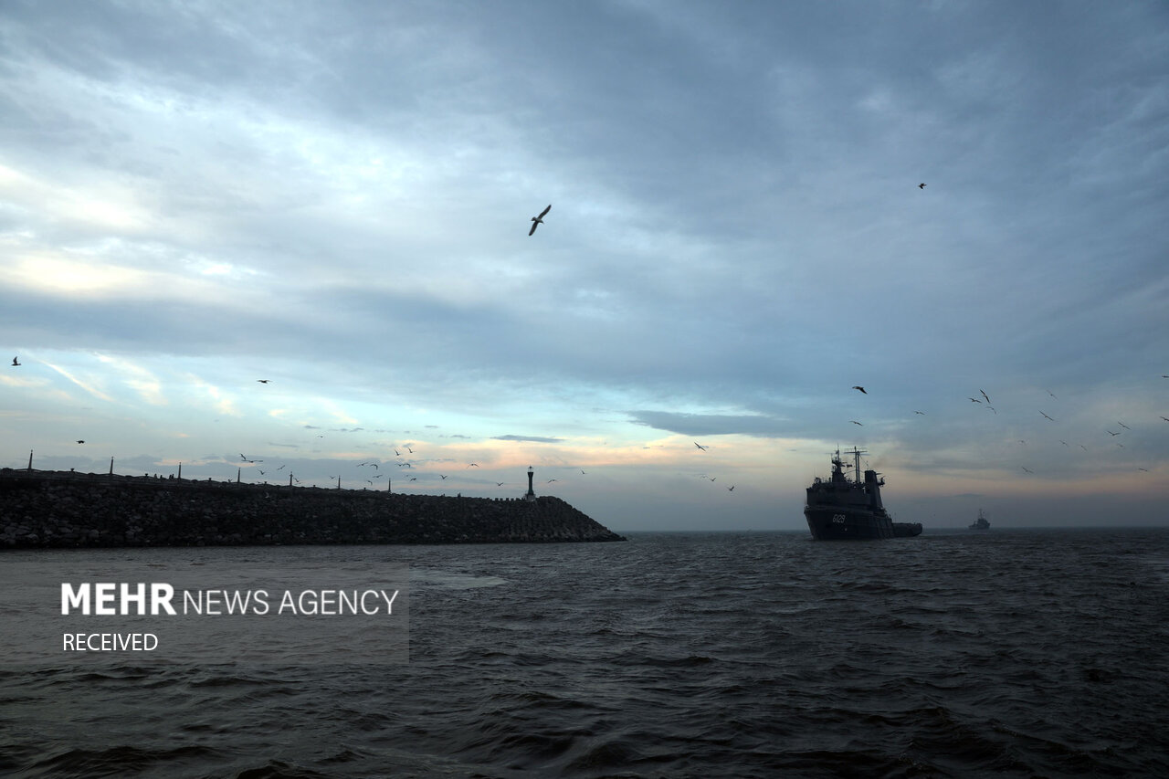 نجات جان پنج سرنشین قایق تفریحی در بندر انزلی نجات جان پنج سرنشین قایق تفریحی در بندر انزلی