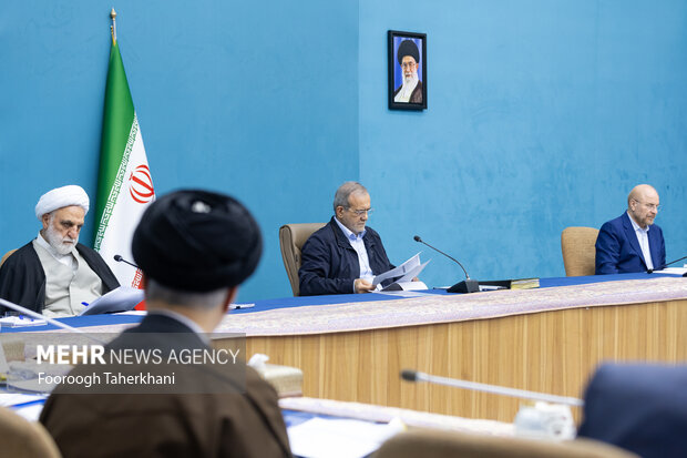 محمد باقرقالیباف،مسعود پزشکیان و غلامحسین محسنی اژه ای در جلسه شورای عالی انقلاب فرهنگی