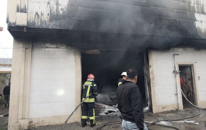مهار آتش سوزی ۳ خودرو در پارکینگ یک منزل مسکونی مهار آتش سوزی ۳ خودرو در پارکینگ یک منزل مسکونی