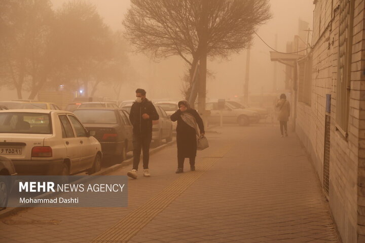 طوفان شن و ریزگردها نفس مردم و اقتصاد فهرج را میگیرد