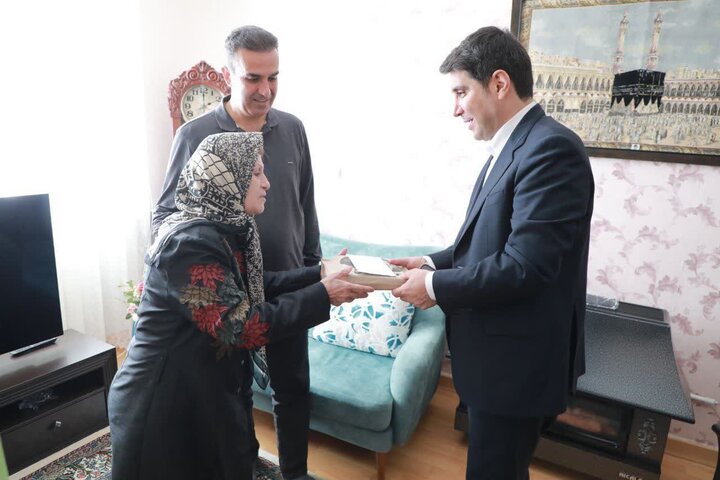 استاندار کردستان از صبر و ایثار خانواده شهید «محمدزاده» تقدیر کرد استاندار کردستان از صبر و ایثار خانواده شهید «محمدزاده» تقدیر کرد