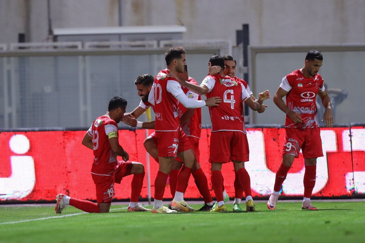 تیم فوتبال پرسپولیس و گل گهر سیرجان