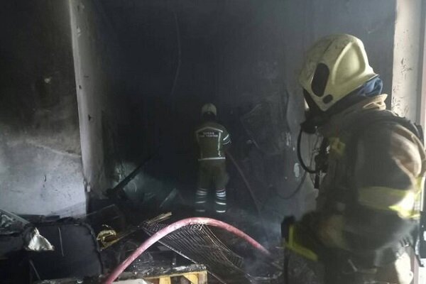 نجات ۳۰ نفر از آتشسوزی در یک پرندهفروشی