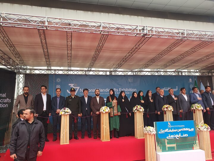 رییس جمهور از نمایشگاه صنایع دستی دیدن میکند