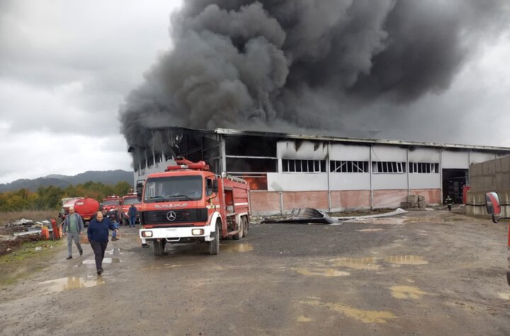 آتش سوزی در یکی از کارخانه های شهر صنعتی رشت