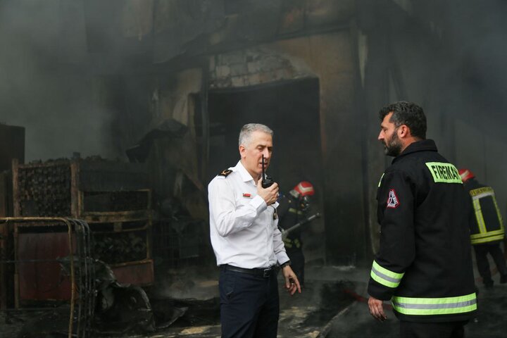 حریق سوله انبار یک کارخانه در شهر صنعتی رشت مهار شد