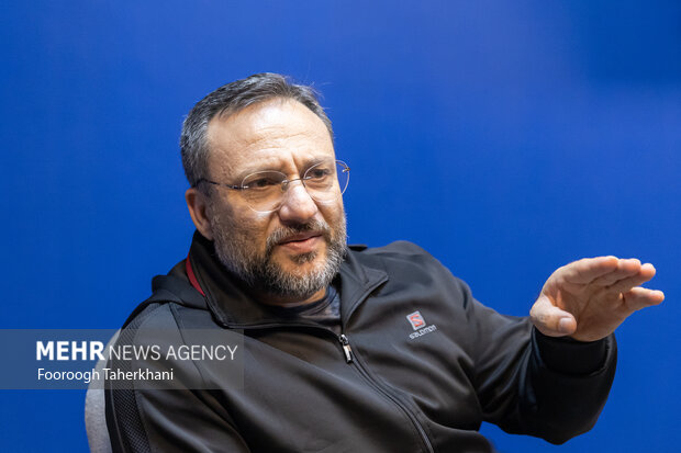 شاعری که نگهبان بانک است/بیپولی بود که شاعر شدم!