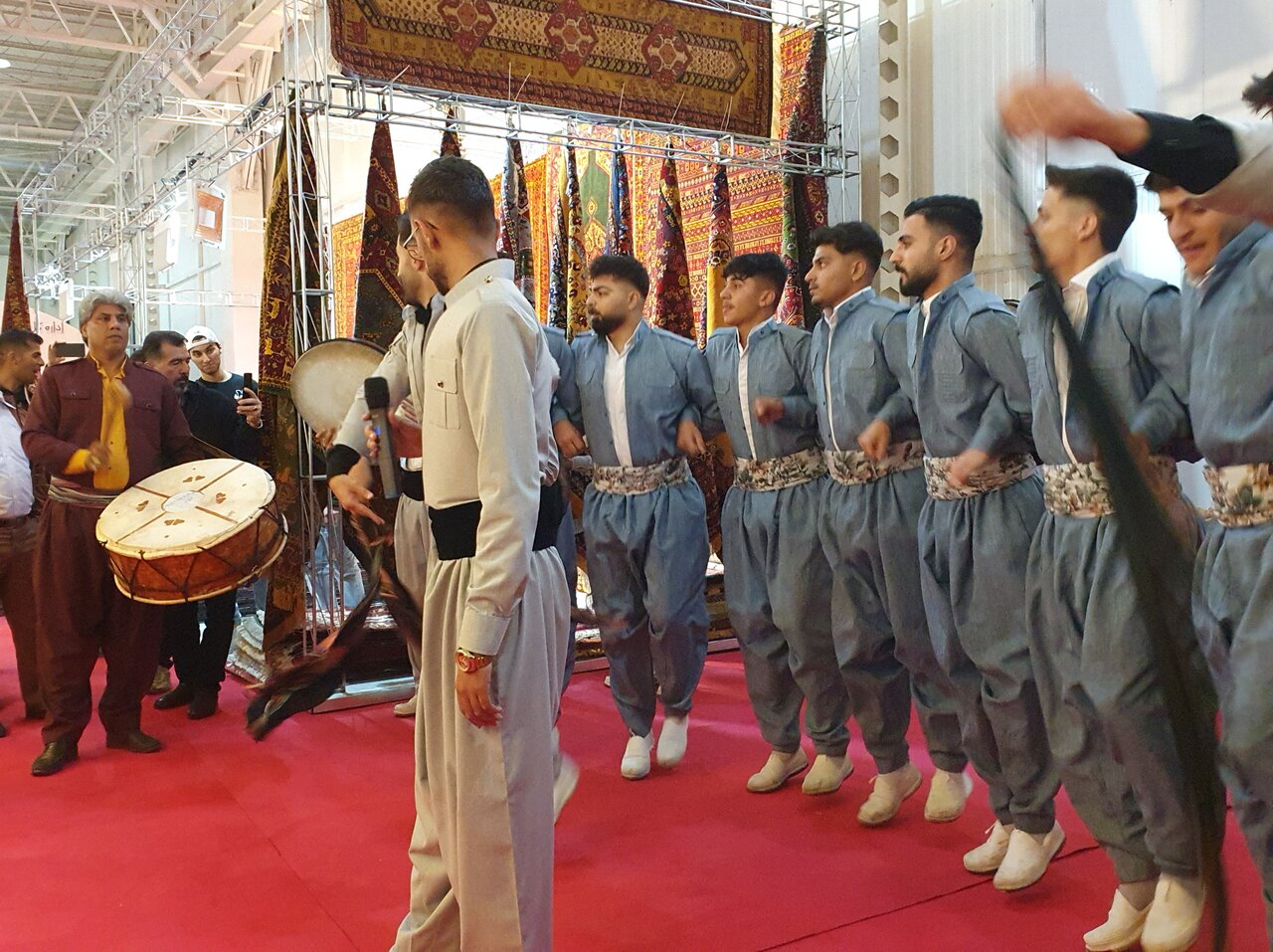 رییس جمهور از نمایشگاه صنایع دستی دیدن می‌کند