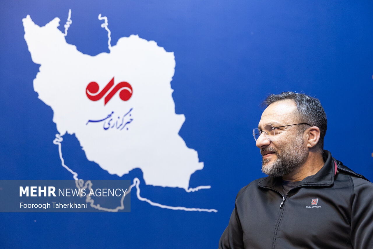 شاعری که نگهبان بانک است/بیپولی بود که شاعر شدم!