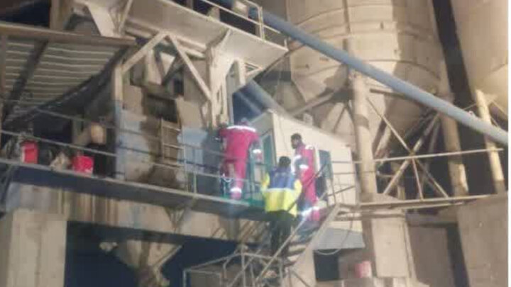 کارگری در دستگاه بچینگ سیمان کارگاه بتنسازی شیراز جان باخت کارگری در دستگاه بچینگ سیمان کارگاه بتنسازی شیراز جان باخت