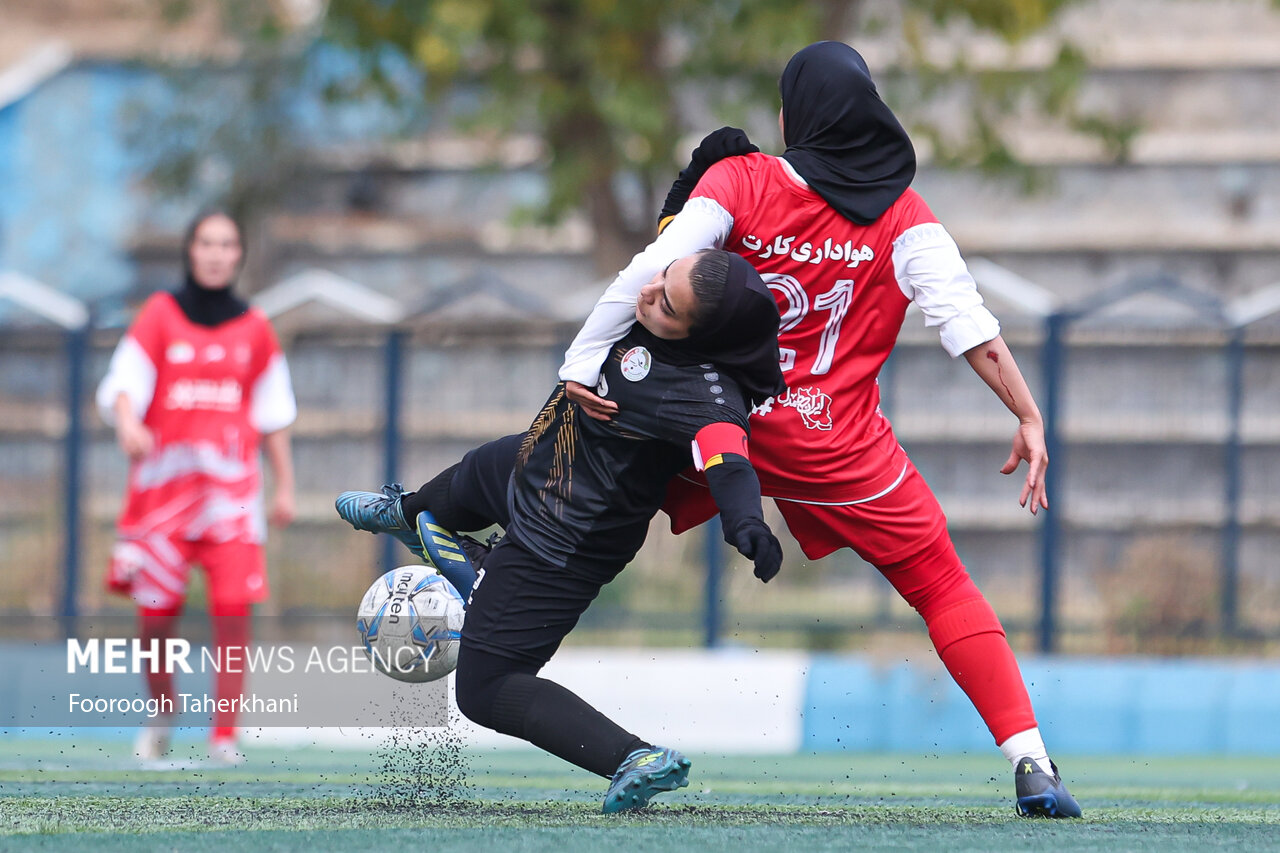 مسابقه فوتبال بانوان پرسپولیس با مهرگان پردیس