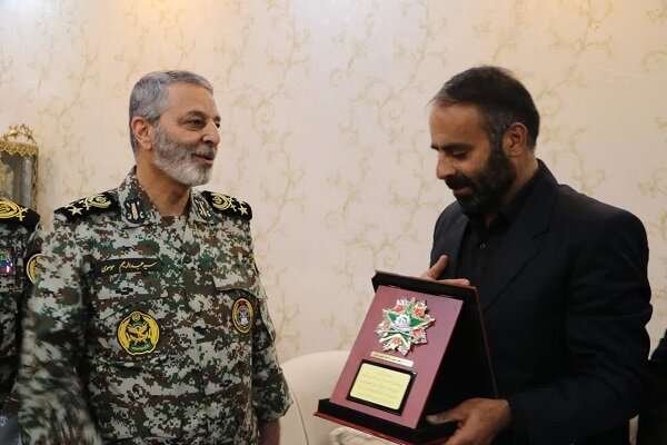 اعطای نشان فداکاری توسط فرمانده کل ارتش به خانواده شهید نقوی اعطای نشان فداکاری توسط فرمانده کل ارتش به خانواده شهید نقوی