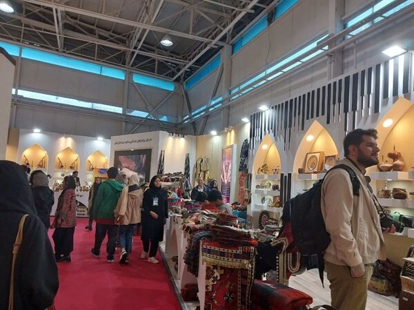 دستهایی که تاریخ میبافند؛ اینجا هنر نان درمیآورد