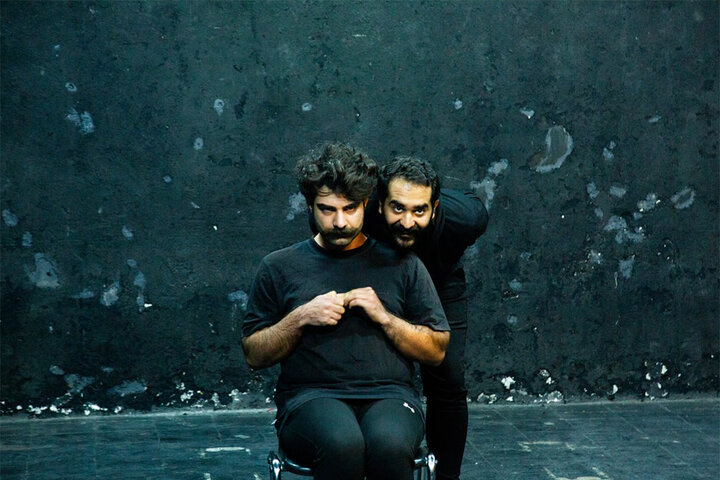 «آدام ر» به تماشاخانه «دا» میرود