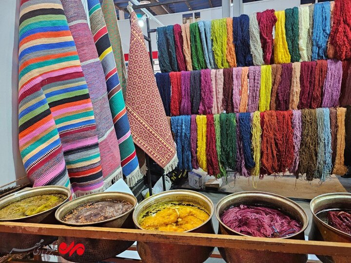 دست یاری میبدیها با هنرمندان صنایع دستی در رنگرزی سنتی+فیلم