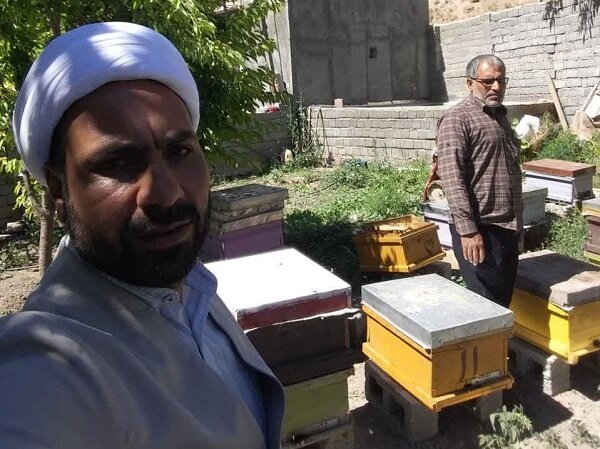 روحانی که با زنبورداری شغل ایجاد می کند/ اشتغالزایی برای ۲۰۰نفر روحانی که با زنبورداری شغل ایجاد می کند/ اشتغالزایی برای ۲۰۰نفر