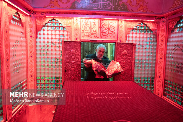 آیین غبارروبی ضریح مطهر آستان مقدس امامزاده صالح (ع) آیین غبارروبی ضریح مطهر آستان مقدس امامزاده صالح (ع)