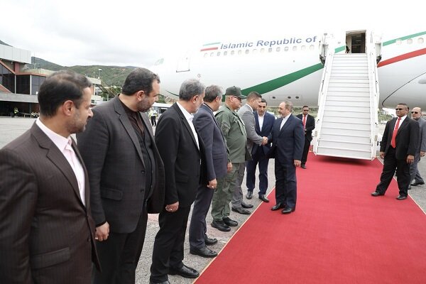 İran Savunma Bakanı Venezuela'da İran Savunma Bakanı Venezuela'da