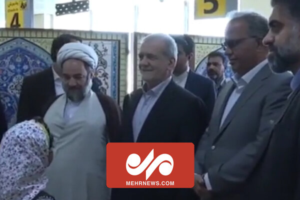 استقبال دو فرزند شهید از رئیسجمهور در فرودگاه زاهدان