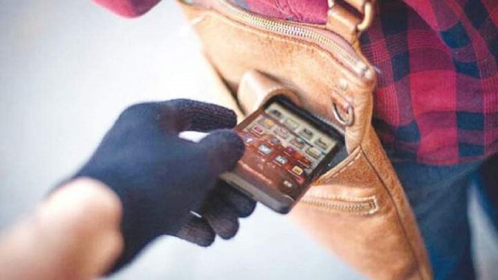 زن سارق در اصفهان ۳۰ تلفن همراه را دزدید زن سارق در اصفهان ۳۰ تلفن همراه را دزدید