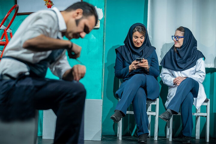 در این نمایش کمدی حرفهای جدی گفته میشود!