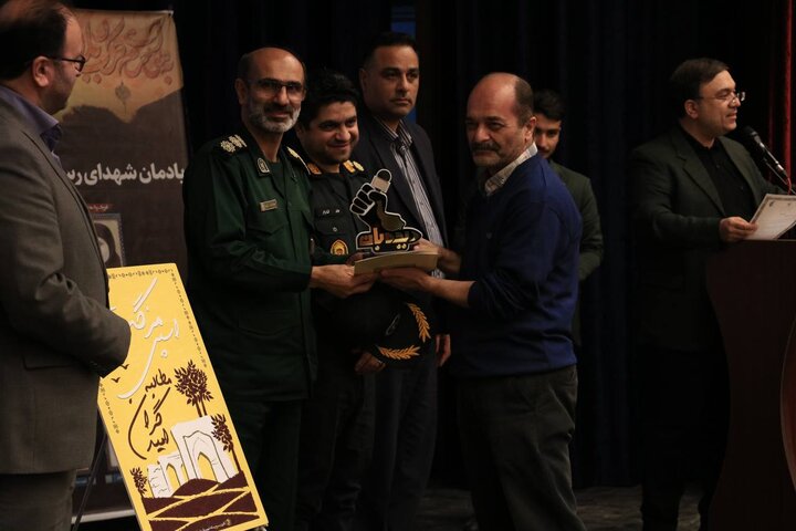 خبرنگار مهر گیلان برگزیده جشنواره «دیده بان رسانه» شد خبرنگار مهر گیلان برگزیده جشنواره «دیده بان رسانه» شد