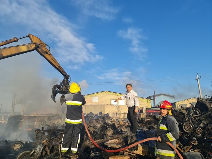 اتشسوزی مرکز اسقاط خودروهای فرسوده در اردبیل مهار شد