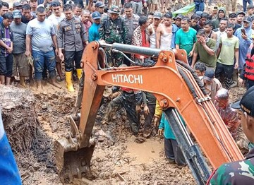 Landslides, flash floods leave many dead in Indonesia